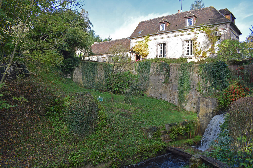 Vestiges du haut-fourneau de Rainville.