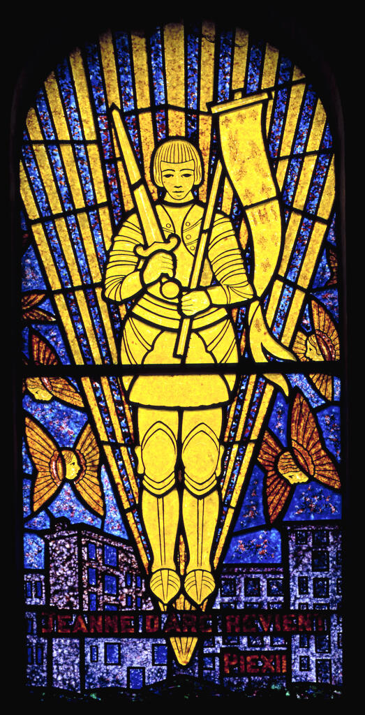 verrière figurée : sainte Jeanne d'Arc (baie 4)