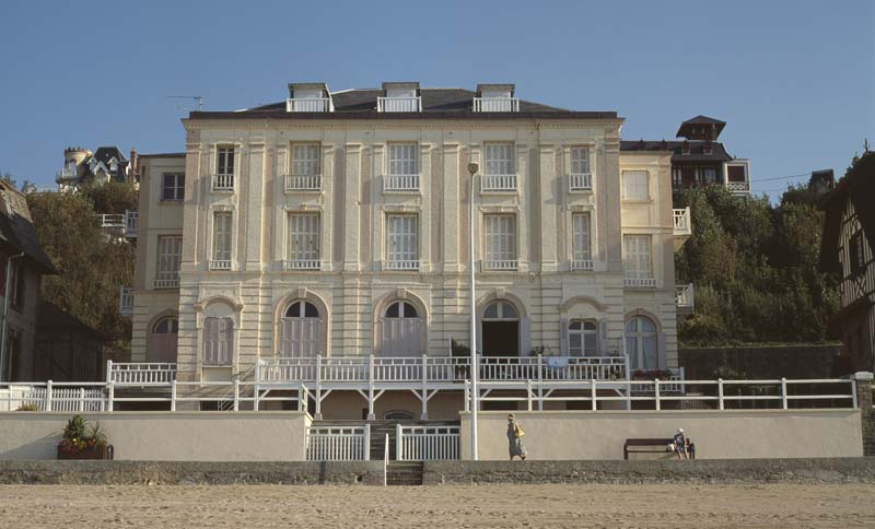 2ème casino, puis hôtel de voyageurs dit Hôtel Régina, actuellement immeuble dit Résidence Régina
