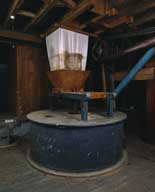 Atelier de fabrication, dit moulin à orge. Vue intérieure. Détail : coffrage des meules et trémie.