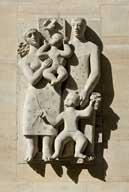 Modèle d'appareillage de pierre de Caen, façade du bâtiment de la Caisse des allocations familiales (Caen), bas-relief "La famille", par Jacques Bertoux et Charles Gianferrari, scuplteurs.