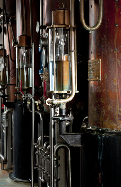 ensemble de 6 machines à distiller dites alambics à colonne