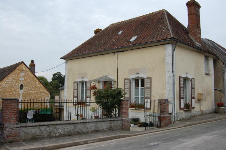 Bourg, 6, rue de l'Eglise. Maison en rez-de-chaussée surélevé (repérée).