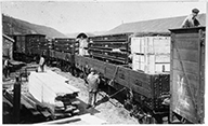 Matériel ferroviaire en départ de livraison.- Photographie ancienne, s.d. [vers 1924]. (Collection particulière).