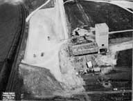 Carreau d'Aisy, vue aérienne de la construction.- Photographie ancienne, s.d. (Archives privées Société des Mines de Soumont).