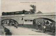 Entrée de Charleval - Le pont Neuf.- Carte postale, éd. Langlois, photogr. Legros, vers 1910 (Collection particulière).