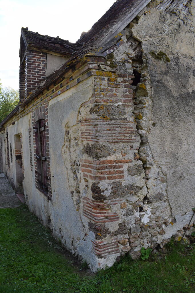 Le Moulin de La Lande : vue de détail d’un chaînage d’angle où alternent la pierre de taille de grison et des rangs de terres cuites (briques ou tuileaux).