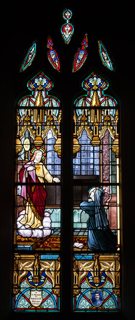 baie verrière figurée  hagiographique et commémorative de la guerre de 1914-1918 : Apparition du Sacré-Cœur à sainte Marguerite-Marie Alacoque ; à la mémoire de Gabriel Elie (baie 5)