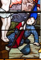 verrière historiée et commémorative de la guerre de 1914-1918 : Soldat au pied du Christ en croix (baie 10)