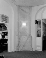 La salle de bal, vue de la partie inférieure d'un pilastre d'angle. Prise de vue antérieure à la campagne de restauration de 1994. [3e casino].