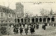 10 - H. C. Caen - Ancienne Abbaye aux Dames (Hospice) - Cour intérieure.- Carte postale, Delassale et Coron, vers 1940-1950. (Collection particulière).