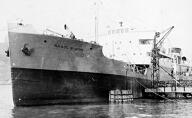 bateau citerne : cargo (caboteur, transport de produits blancs) dit RAOUL SIMON puis PETRO-PAUILLAC puis SANTA MARINA puis STYLIS