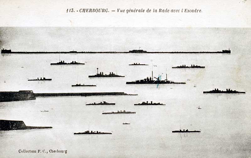 113. CHERBOURG. - Vue générale de la Rade avec l'Escadre.- Carte postale, Collection F. C., Cherbourg. (AD Manche. Série FI).