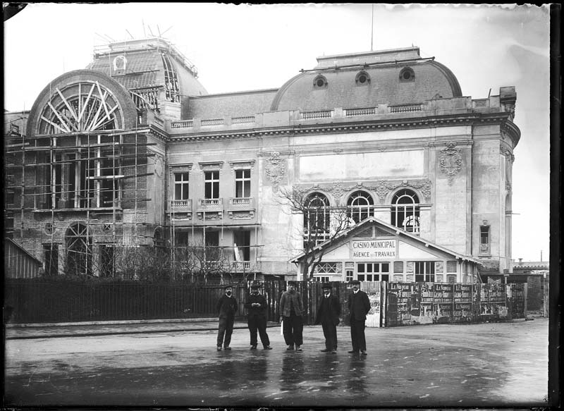 casino dit Casino Municipal de Trouville, puis Le Trouville Beach Casino, puis Le Louisiane Folies, actuellement Le Casino Barrière de Trouville