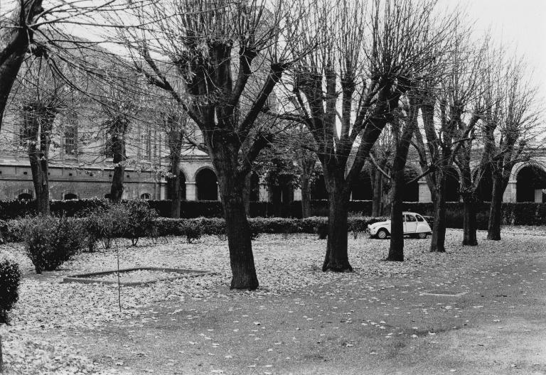 basse-cour et cour du cloître de l'abbaye de bénédictines de la Trinité dite abbaye aux Dames, actuellement jardins d'agrément de l'hôtel de région