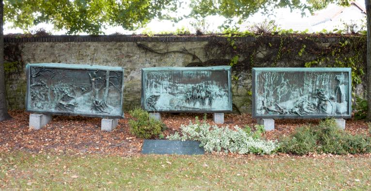 Monument aux Enfants du Calvados tués à l'ennemi en 1870-1871 : ensemble des trois bas-reliefs sauvegardés.