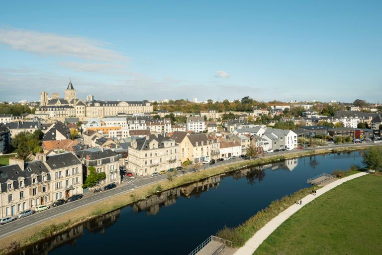 Vue sud depuis l'immeuble Le Norway (presqu'île) : le canal de l'Orne et le quatier de Calix en contrebas de l'abbaye aux Dames.