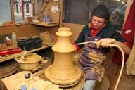 Reportage sur la fabrication d'un épi de faîtage dans l'atelier de poterie. Tournage : séchage au chalumeau de la base complète de l'épi.