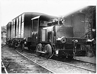 Wagons de marchandises en départ de livraison.- Photographie ancienne, s.d. [vers 1924]. (Collection particulière).