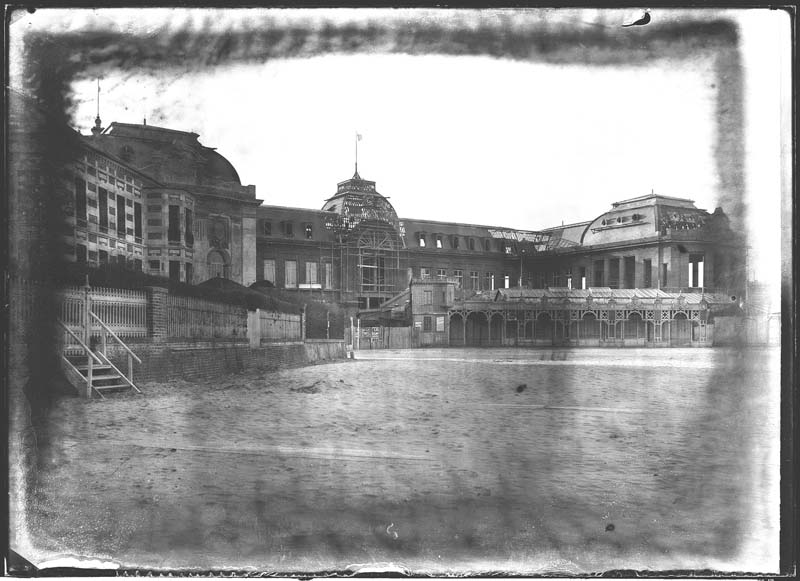 casino dit Casino Municipal de Trouville, puis Le Trouville Beach Casino, puis Le Louisiane Folies, actuellement Le Casino Barrière de Trouville