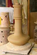 Reportage sur la fabrication d'un épi de faîtage dans l'atelier de poterie. Tournage : Elément central complet, avant pose des pièces moulées.