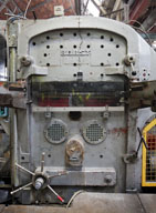 Vue partielle de la machine à découper (1) les dessus et les fonds de boîte, de marque Bobst (Suisse, Lausanne).