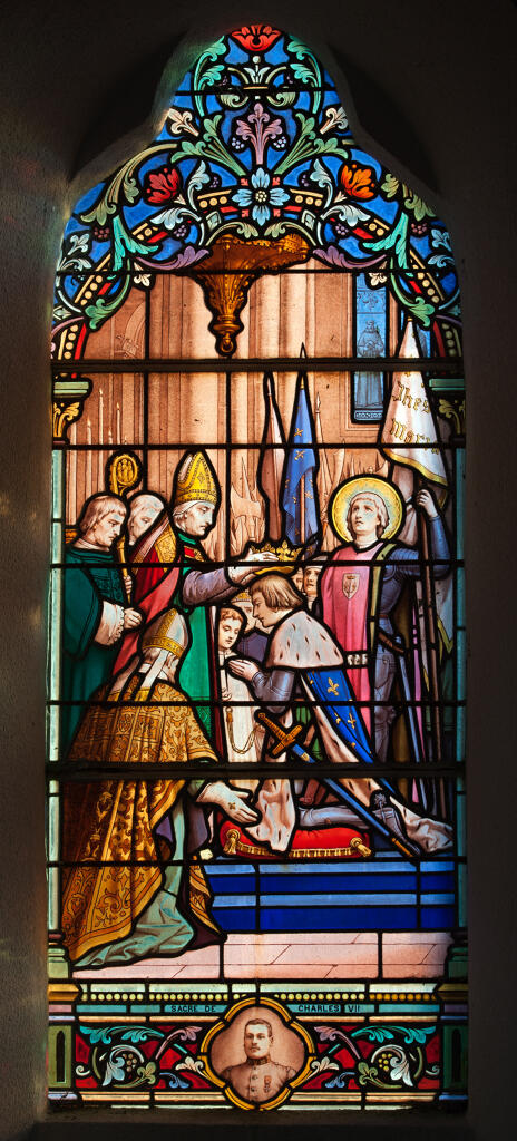 Ensemble de 2 verrières historiées et commémoratives de la guerre de 1914-1918 : Sacre de Charles VII et Martyre de sainte Foy