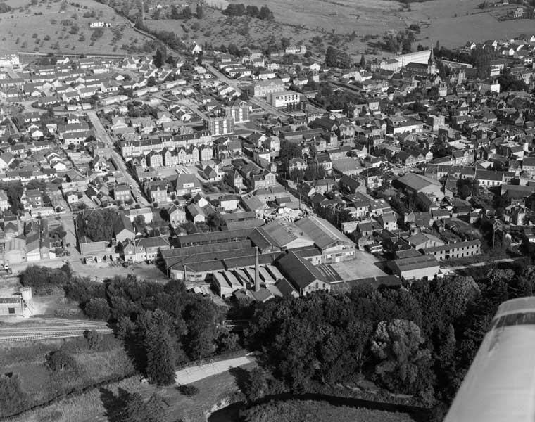 filature de lin, puis usine liée au travail du bois Isoroy, actuellement médiathèque La Fabrique et Pôle de santé libéral et ambulatoire