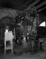 Atelier de fabrication, vue intérieure, système d'entraînement par courroies des marteaux pilon datant de 1909 (état en 1985).