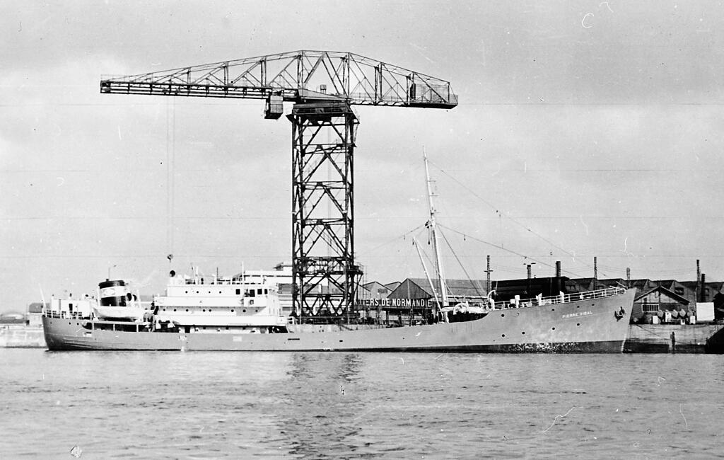 bateau de pêche : chalutier (grande pêche) dit PIERRE VIDAL, puis VICTORIA