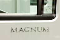 Bâtiment K7 : cabine de type Magnum, détail, portière avec inscription "MAGNUM".
