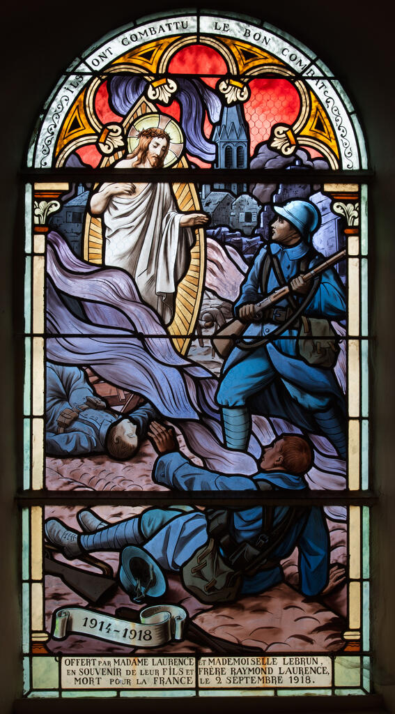 Verrière historiée et commémorative de la guerre de 1914-1918 : Apparition du Christ en Gloire à des soldats, à la mémoire de Raymond Laurence (baie 2)