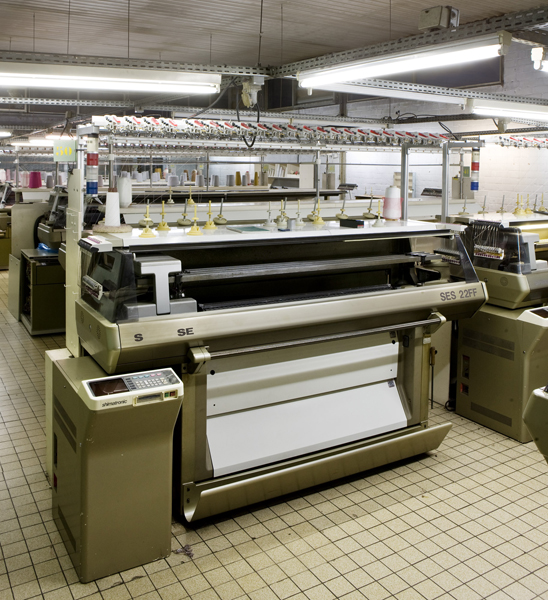 ensemble de 13 machines à mailler : métiers à tricoter rectilignes Shima Seiki