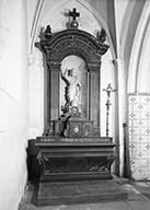 ensemble de 2 autels secondaires de saint Pierre et de la Vierge, 2 tabernacles, 2 retables, 2 statues