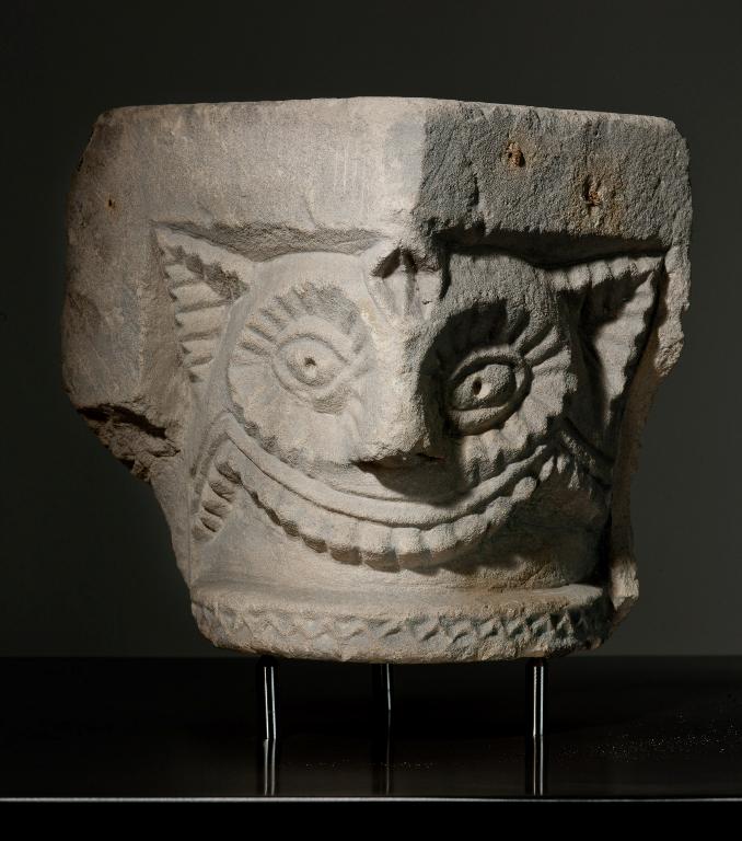 ensemble de 7 chapiteaux et base de colonne du dépôt lapidaire de la Société des Antiquaires de Normandie