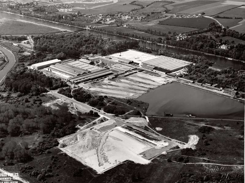 usine de construction navale des Chantiers navals français, puis Chantiers navals de Caen, puis usine de construction automobile Saviem, puis Renault véhicules industriels (RVI), puis Renault Trucks