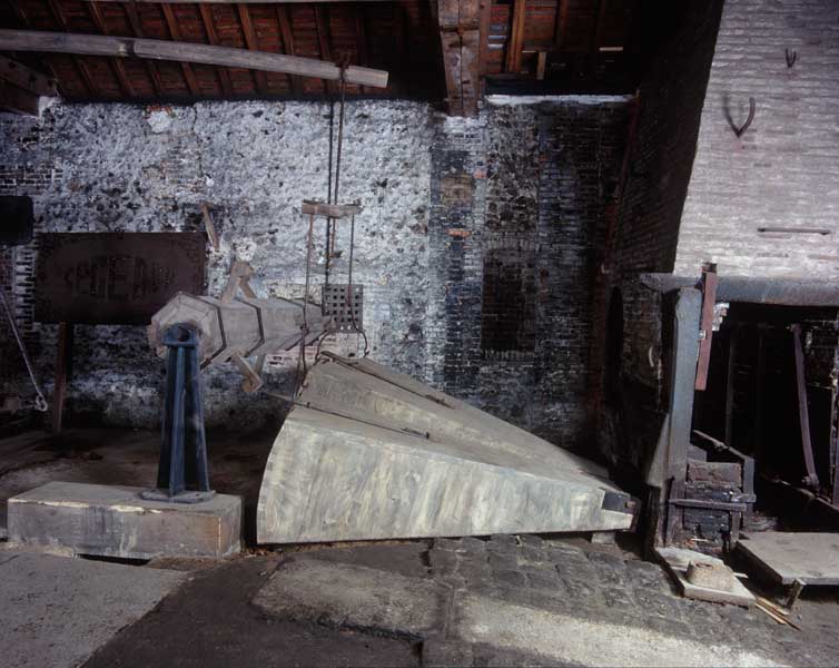 Atelier de fabrication (1). Vue intérieure : soufflets (reconstruits) du four d'affinage est.