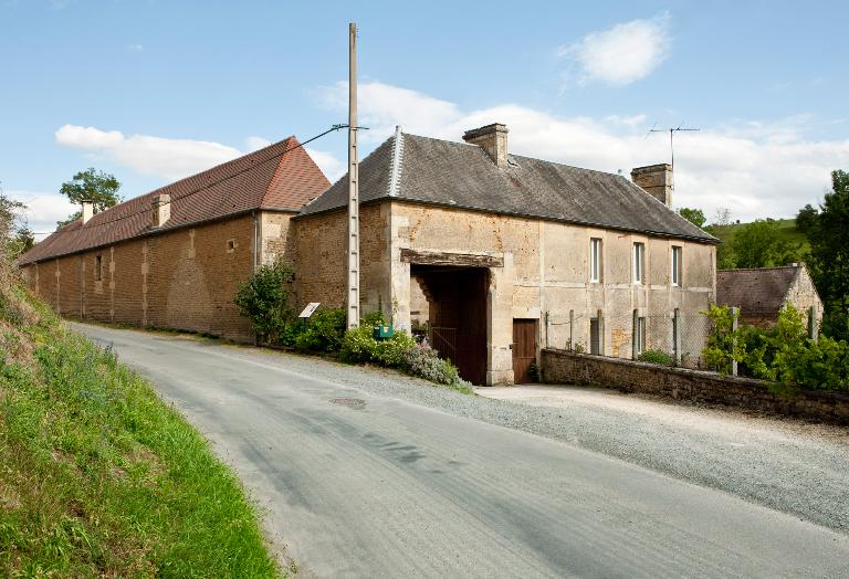 moulin à farine dit le moulin de Saint-Germain puis moulin à huile, puis moulin à tan, puis tannerie, puis ferme actuellement maison