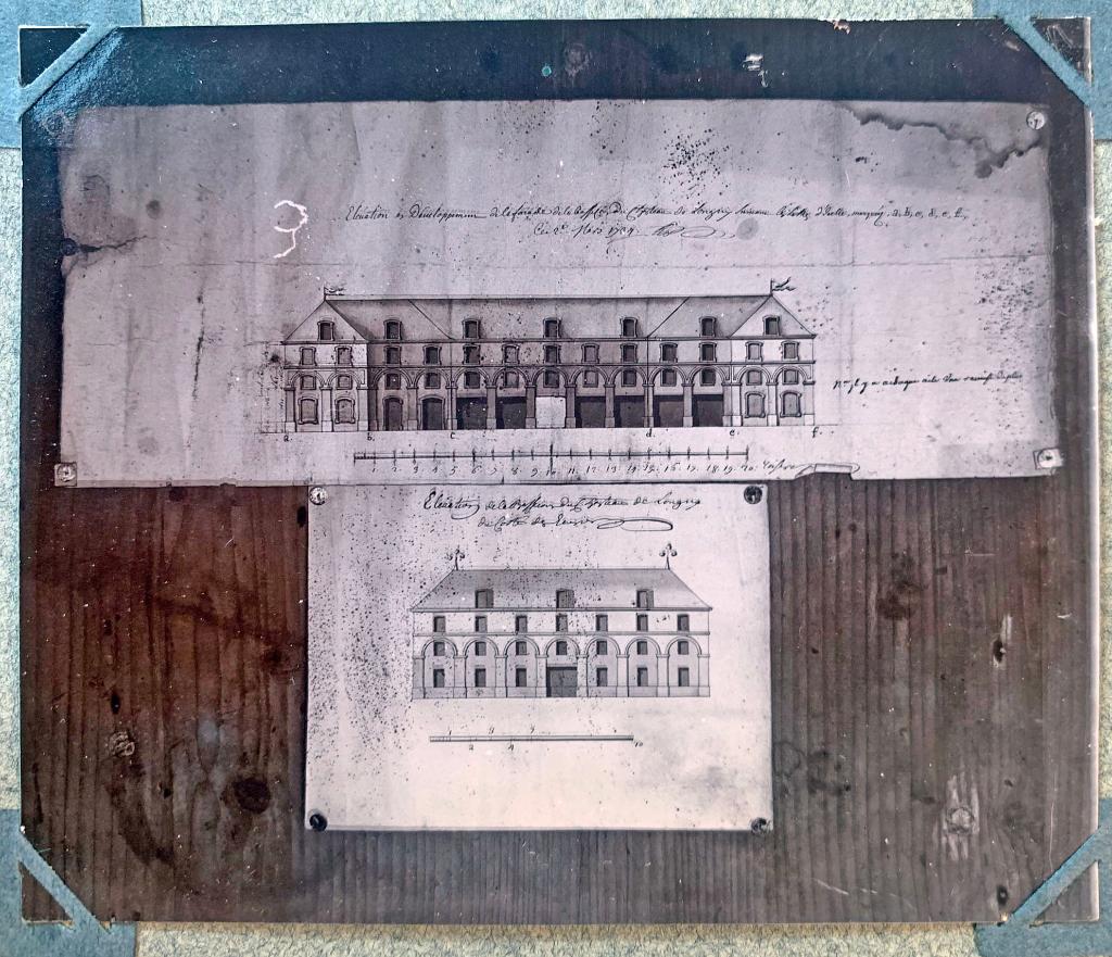 Élévation et développement des façades des communs du château de Longny, avant la finalisation du projet (note rajoutée : "il y a à chaque aile une remise de plus" indiquant une modification du projet en cours d'exécution).- Reproduction d'un tirage photographique noir et blanc, plan anonyme daté de 1734 AD Orne - SHAO 1333.