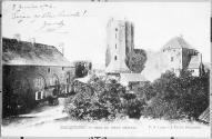 Bricquebec - Cour du Vieux Château.- Carte postale, J. Tardif éd., Bricquebec, postée en janvier 1904 (Collection particuière).