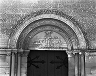 tympan : saint Vigor domptant le dragon