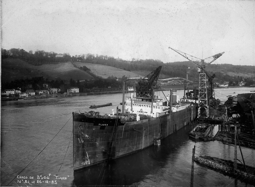 bateau de charge : cargo (transport de marchandises diverses) dit TIJUCA
