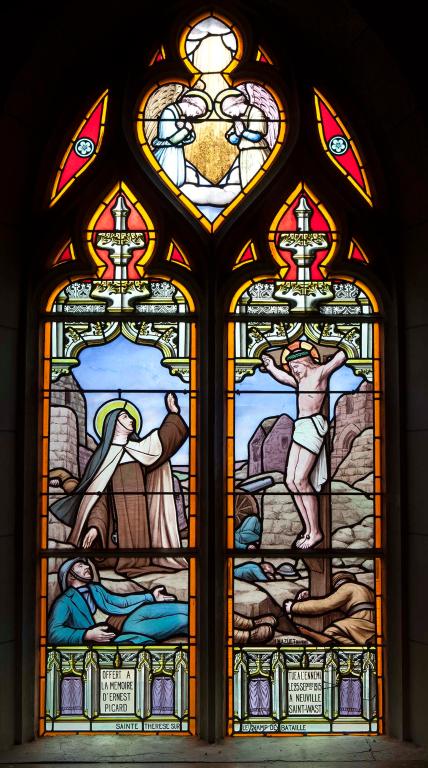 ensemble de 3 verrières historiées, hagiographiques et commémoratives de la guerre de 1914-1918 : Sainte Thérèse de Lisieux sur le champ de bataille, Saint Maurice, Résurrection du fils de la veuve de Naïn (baies 2, 7, 9).