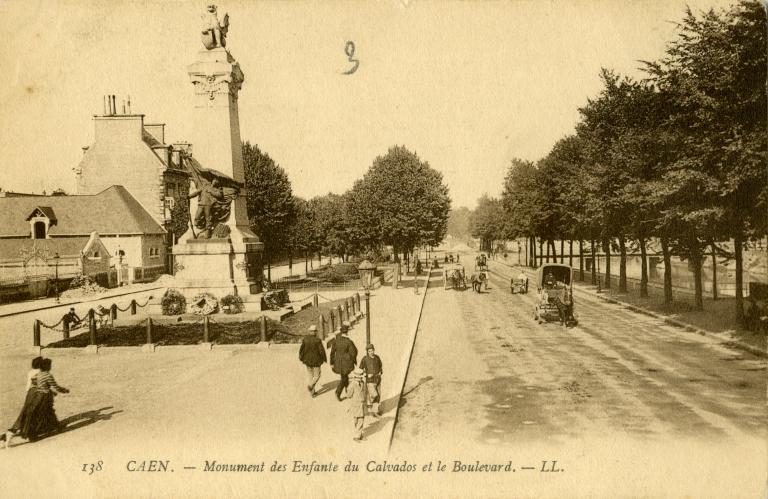 Monument aux Enfants du Calvados tués à l'ennemi en 1870-1871 : ensemble des trois bas-reliefs sauvegardés.