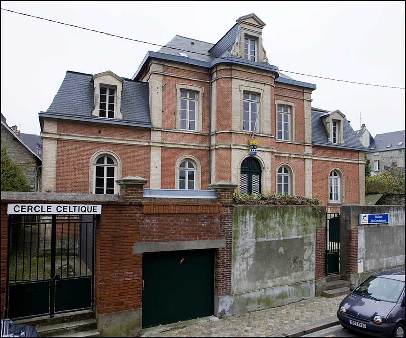 presbytère de l'église Notre-Dame du Voeu, puis établissement de bienfaisance de la ville de Cherbourg, actuellement cercle dit Maison du Combattant