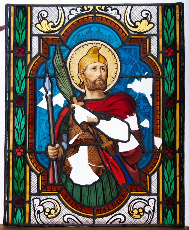 ensemble de 2 verrières hagiographiques et commémoratives de la guerre de 1914-1918 : Saint Maurice, Saint Victor (baies 1 et 2)