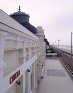 Vue de la façade du côté de la mer prise de l'est. Prise de vue antérieure à la campagne de restauration de 1994. [3e casino].