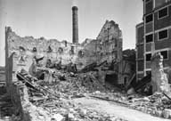 Minoterie après les bombardements de juin 1944, vue sur le moulin et la cheminée.- Photographie ancienne, 13 juin 1944. (Collection particulière Pierre Lemanissier).