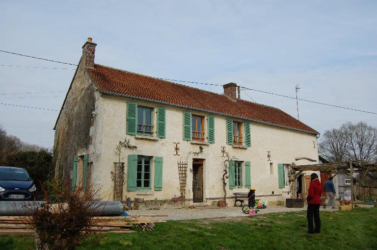 ensemble d'une maison et d'une ferme