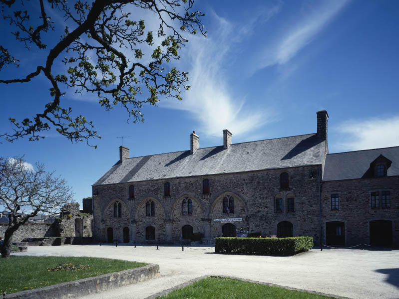 château fort dit Le Vieux Château, actuellement restaurant, hôtel de voyageurs